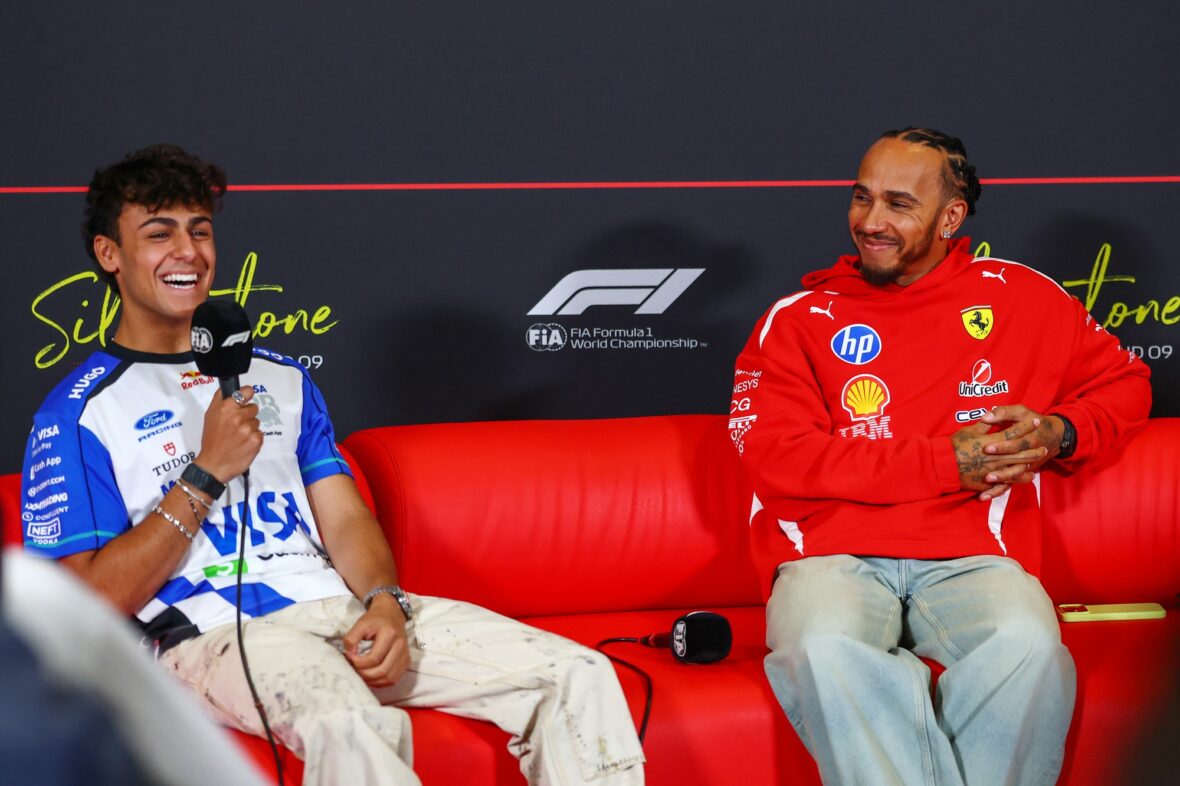Arvid Lindblad e Lewis Hamilton na conferência de imprensa da F1