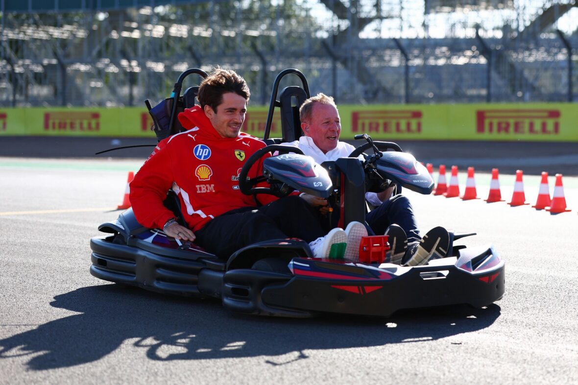 Charles Lecerlc e Martin Brundle passeiam de kart