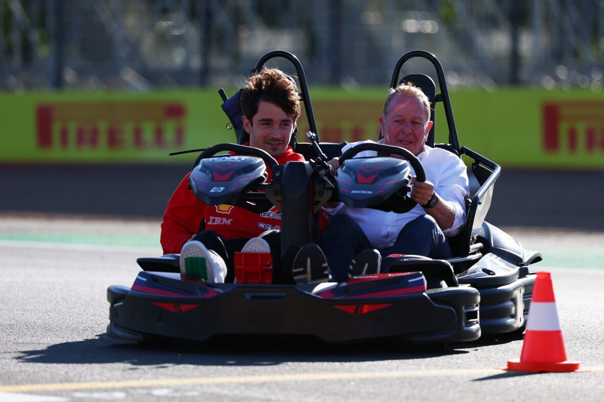 Charles Lecerlc e Martin Brundle passeiam de kart