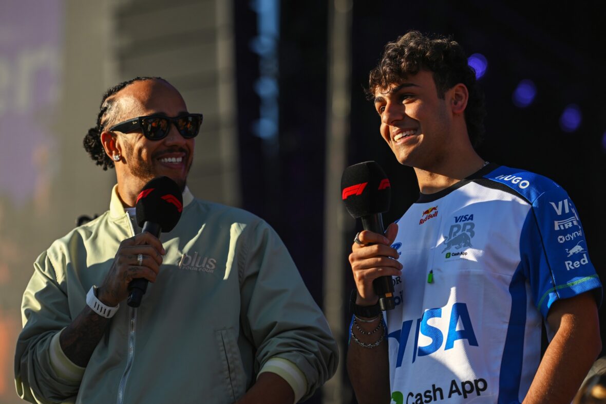 Lewis Hamilton e Arvid Lindblad no palco na fan zone de Silverstone