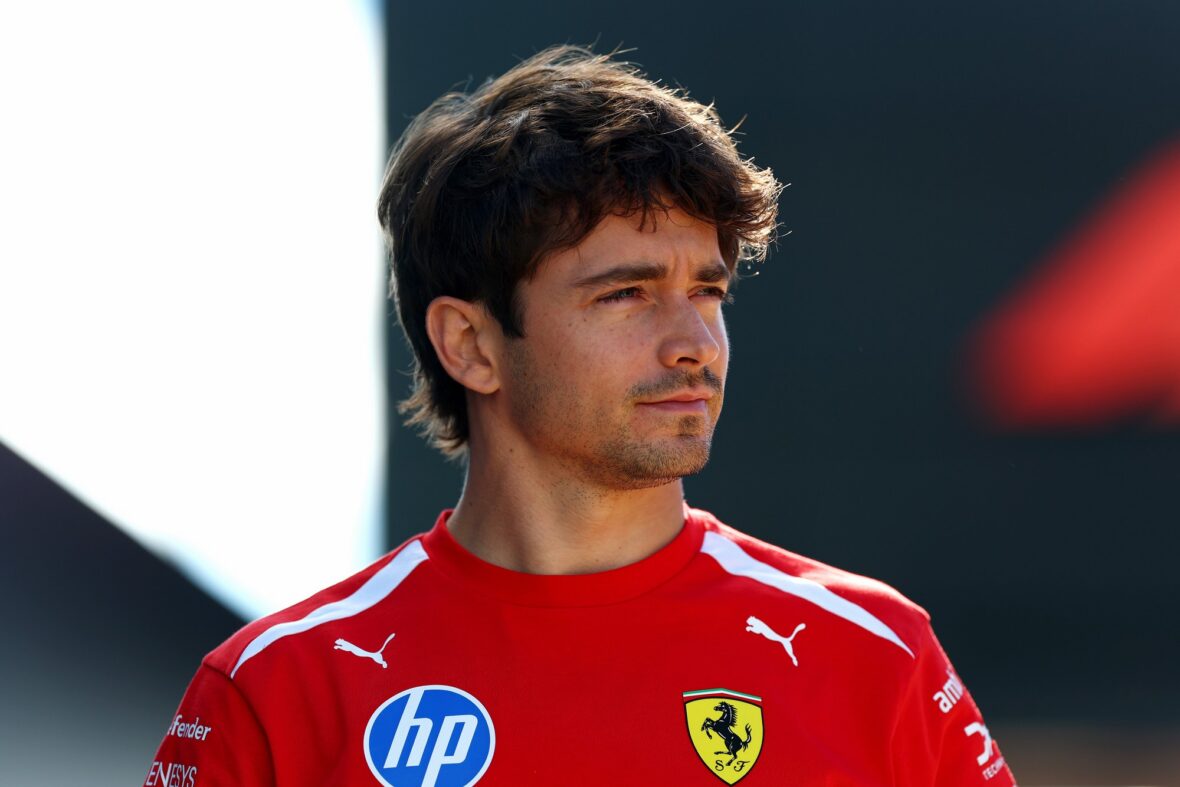 Charles Leclerc chega ao Circuito de Silverstone