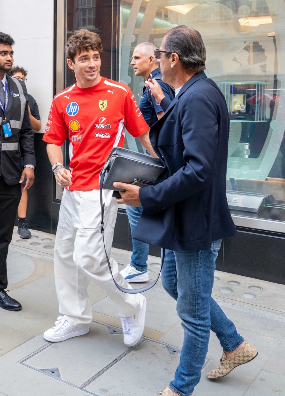 Charles Leclerc saindo da loja Richard Mille em Londres