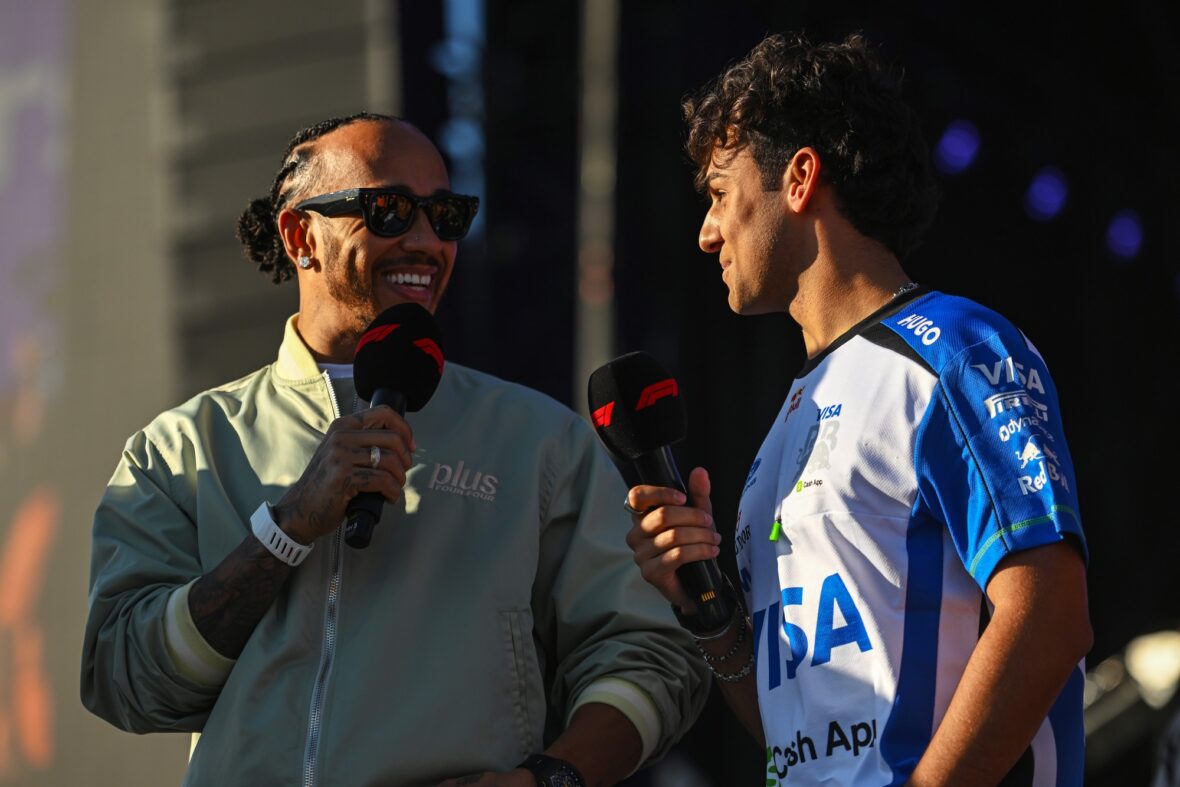 Lewis Hamilton e Arvid Lindblad no palco na fan zone de Silverstone