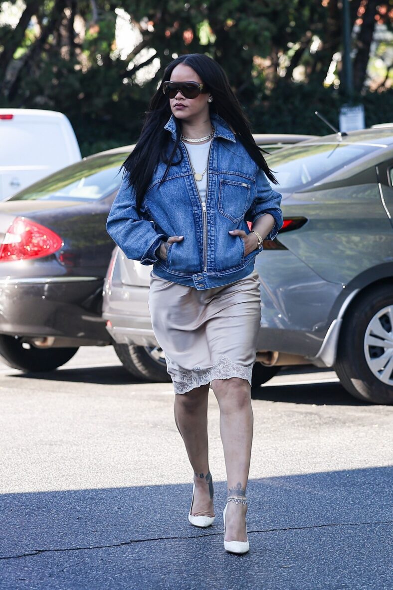 Rihanna faz compras no Bristol Farms em Beverly Hills