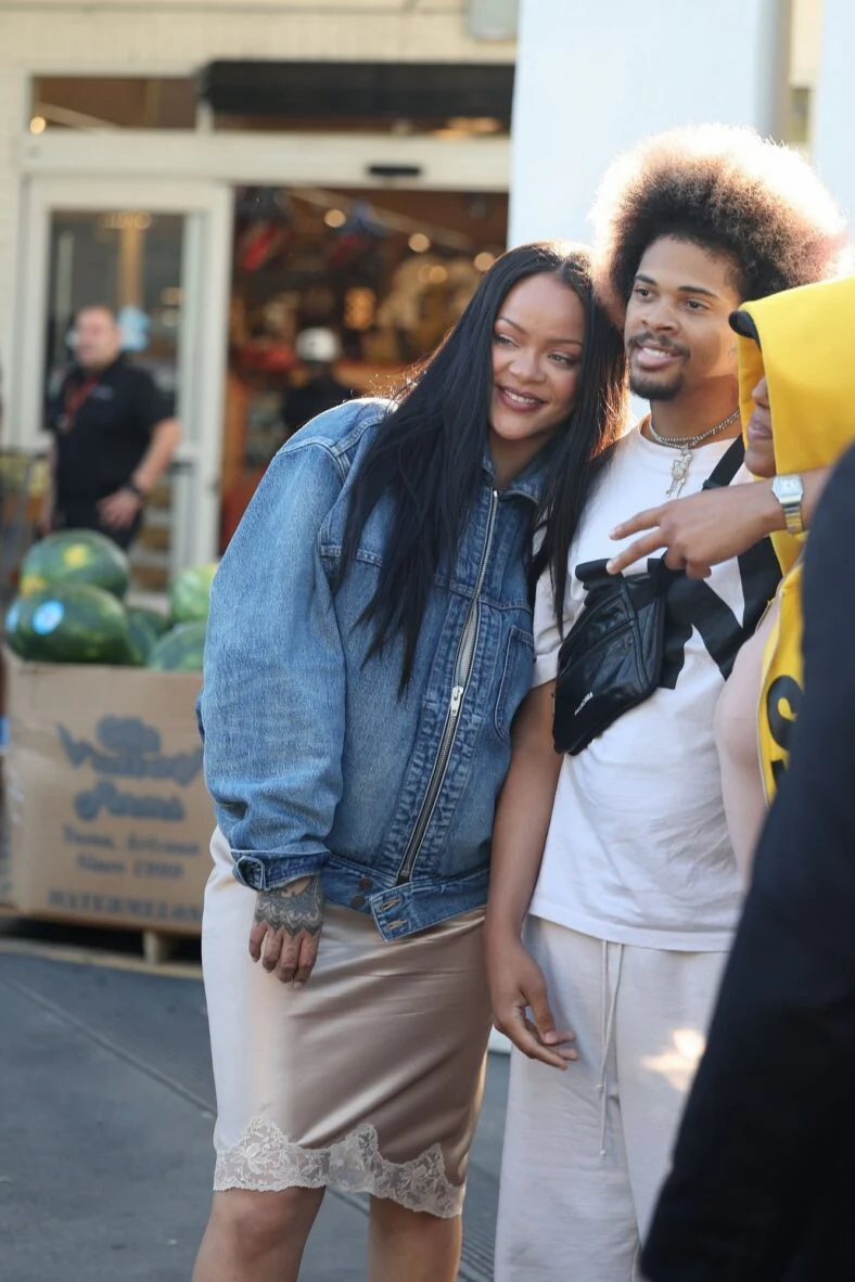 Rihanna faz compras no Bristol Farms em Beverly Hills