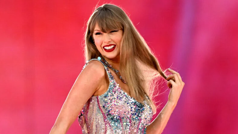 Taylor Swift se apresentando na Eras Tour