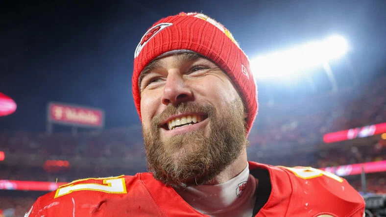 Travis Kelce no campo de futebol