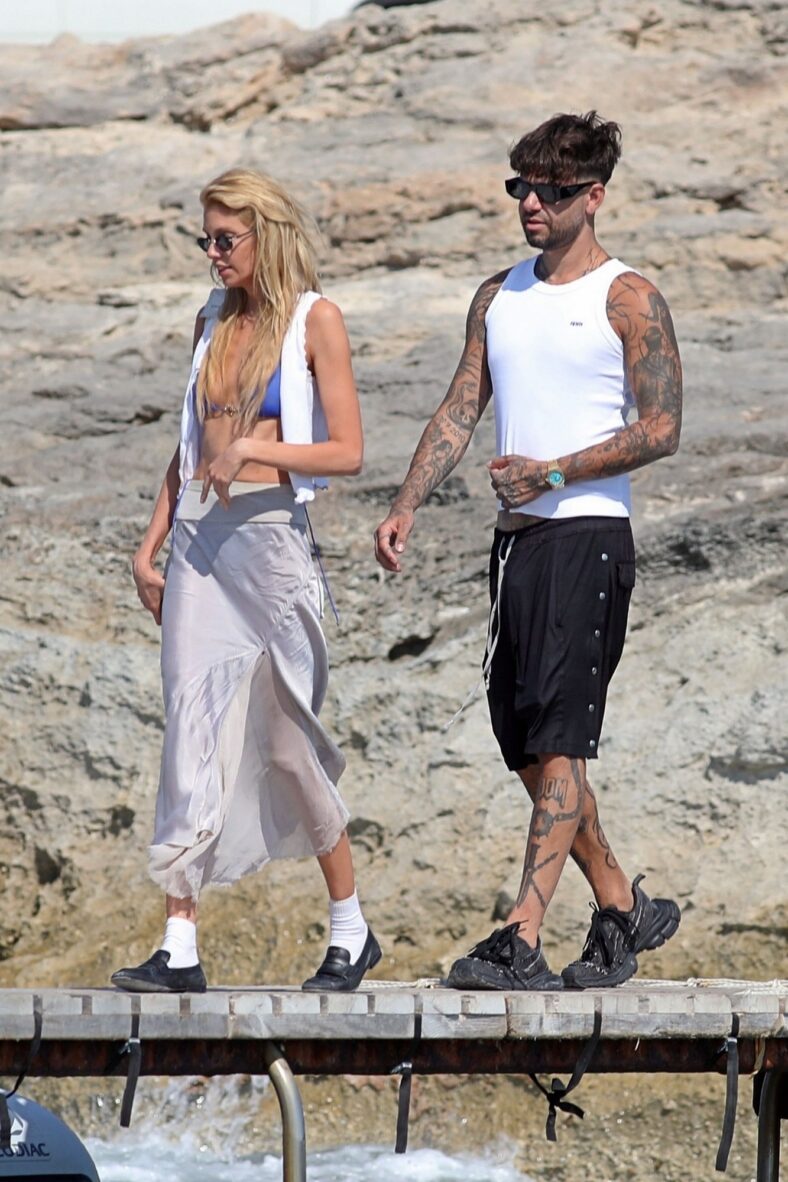 Stella Maxwell e Anyma de férias na Espanha