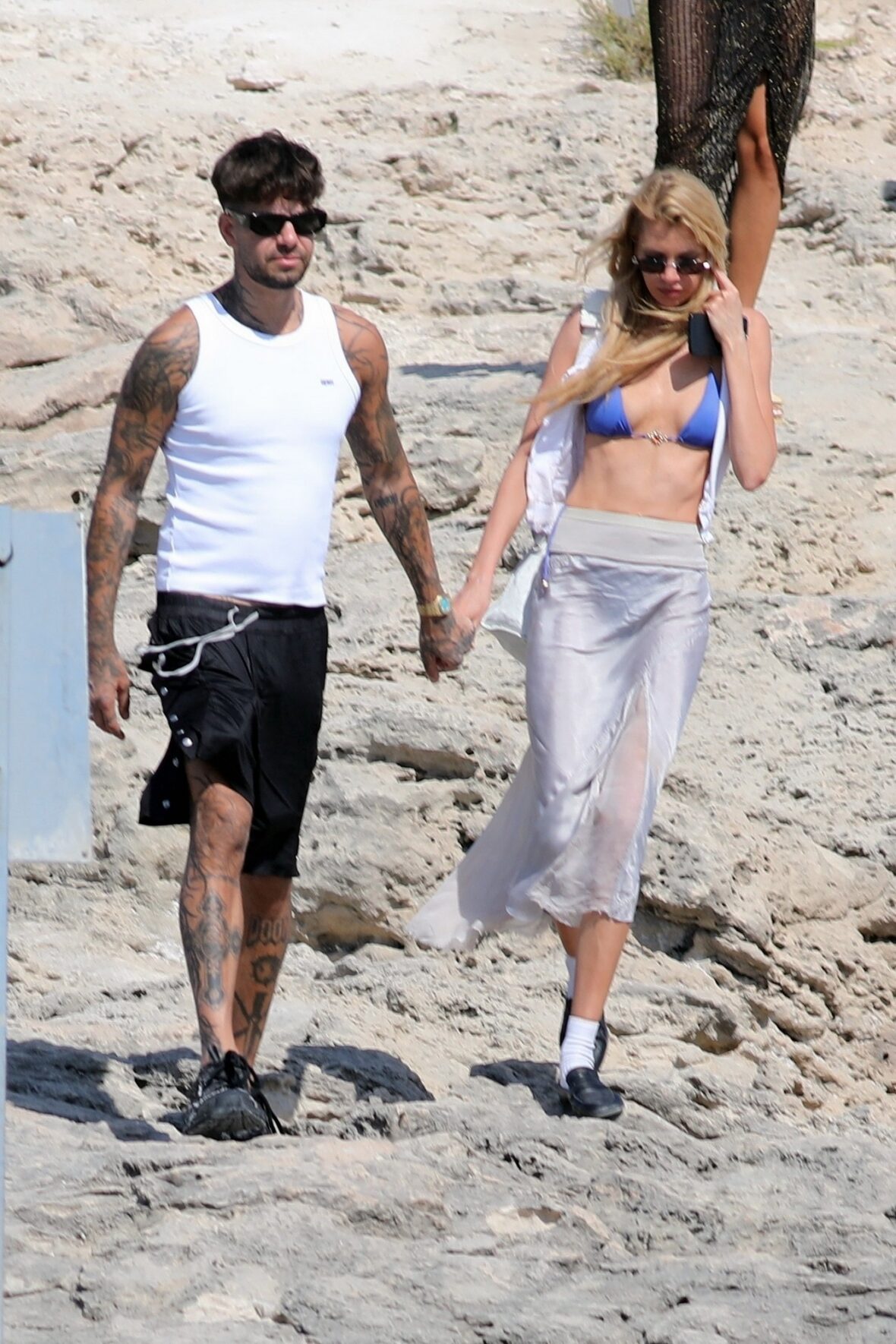 Stella Maxwell e Anyma de férias na Espanha