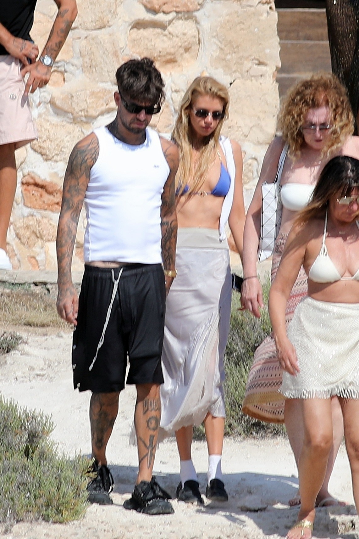 Stella Maxwell e Anyma de férias na Espanha