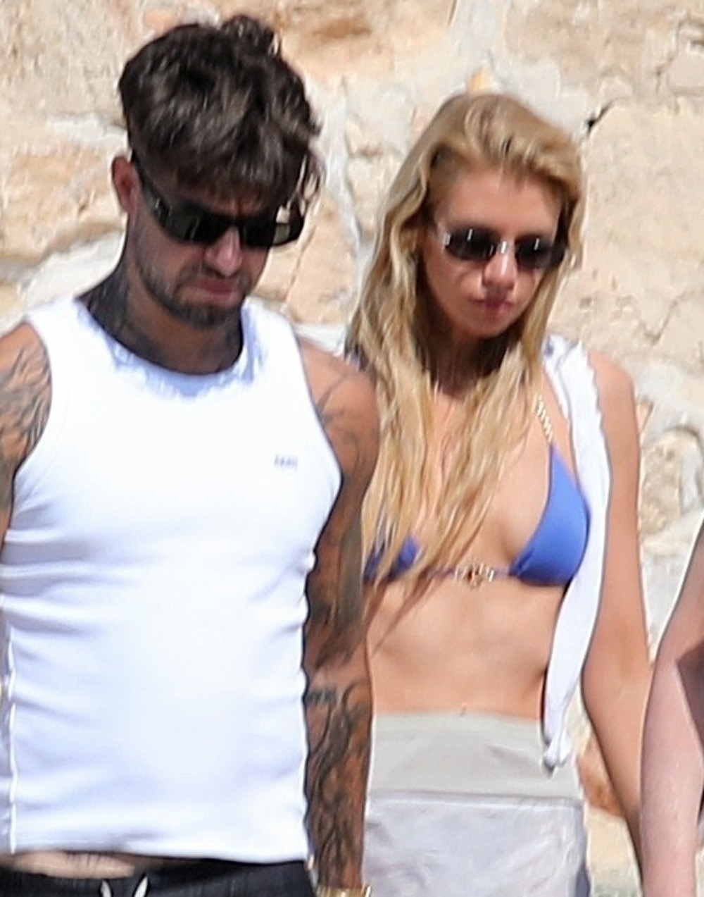 Stella Maxwell e Anyma de férias na Espanha