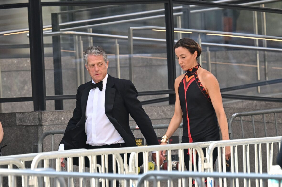 Hugh Grant e sua esposa Anna Eberstein chegam ao Madison Square Garden