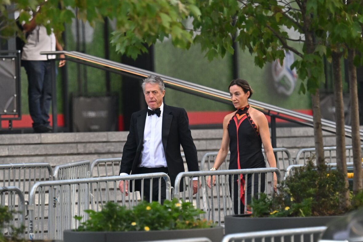 Hugh Grant e sua esposa Anna Eberstein chegam ao Madison Square Garden