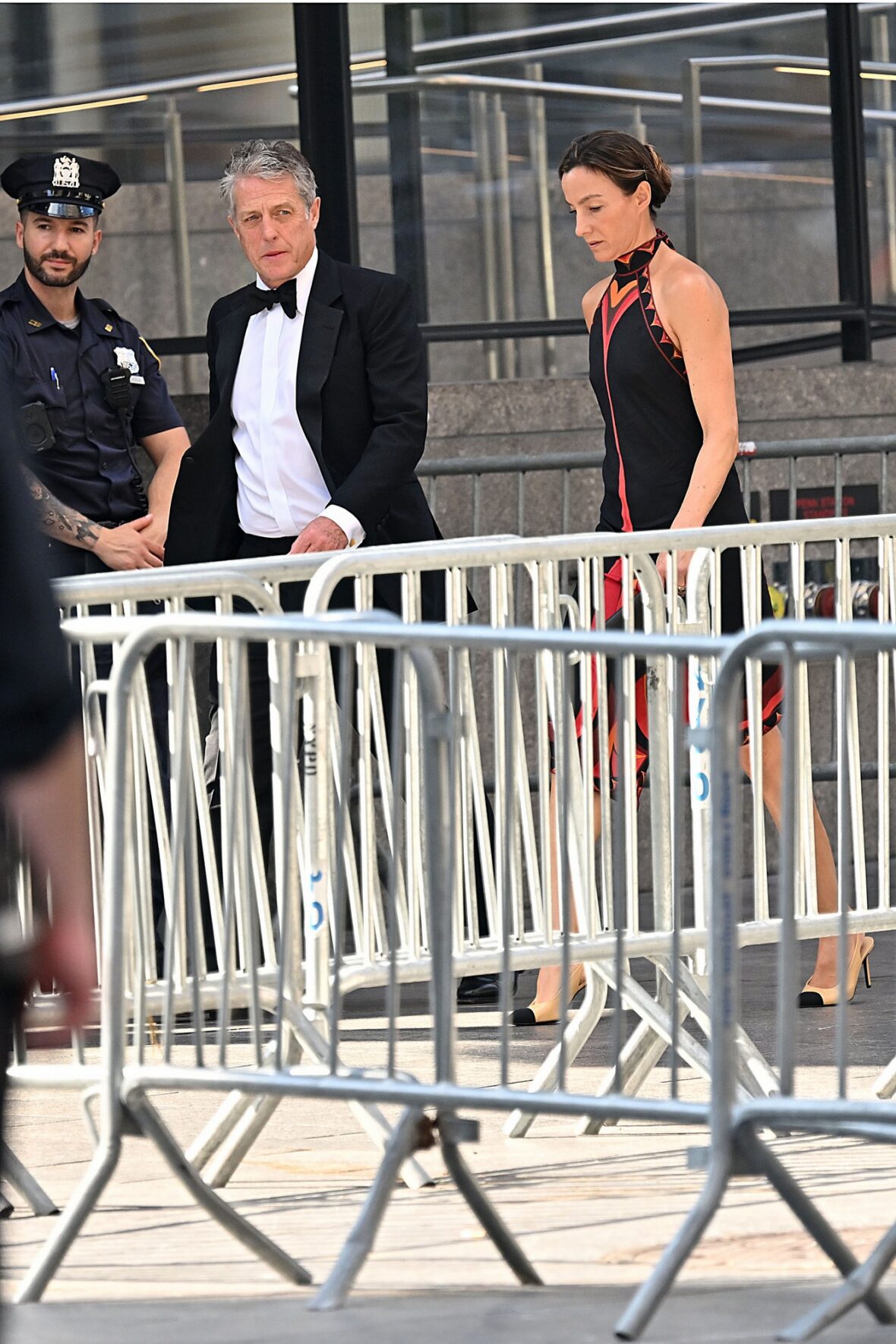 Hugh Grant e sua esposa Anna Eberstein chegam ao Madison Square Garden