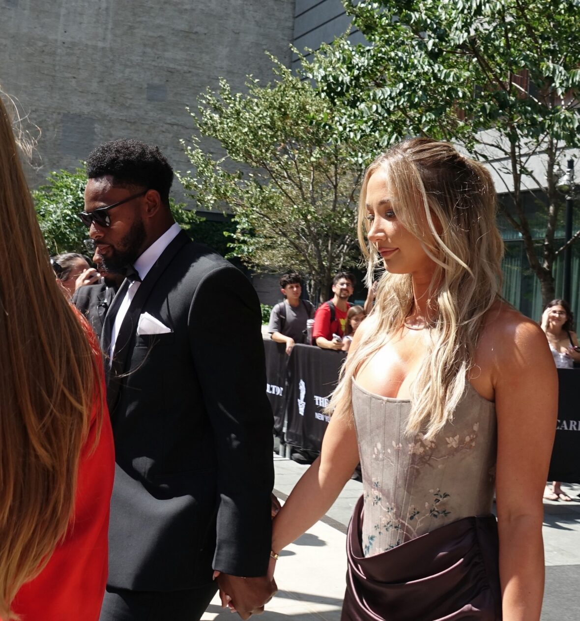 Juju Smith-Schuster e sua noiva Laura Kurk no MSG para o casamento de Taylor Swift