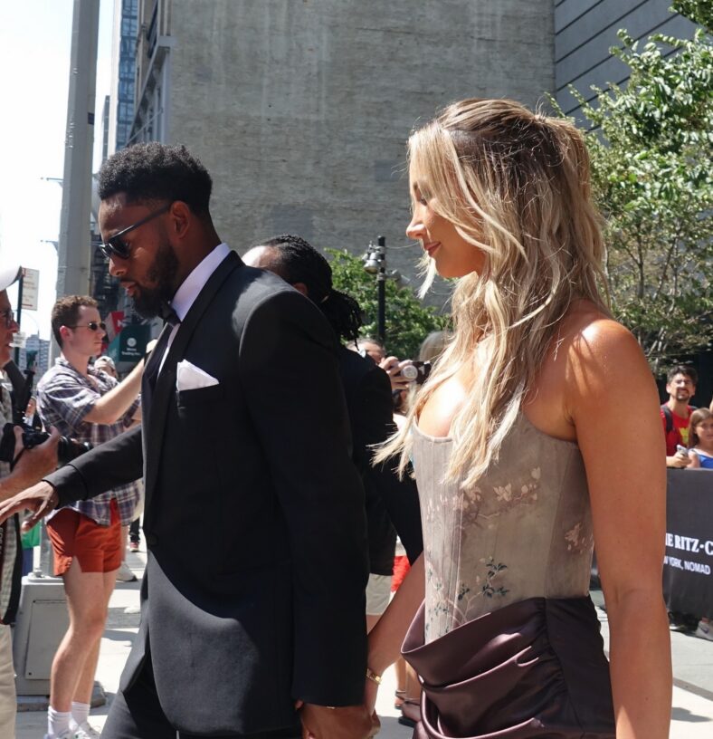 Juju Smith-Schuster e sua noiva Laura Kurk no MSG para o casamento de Taylor Swift