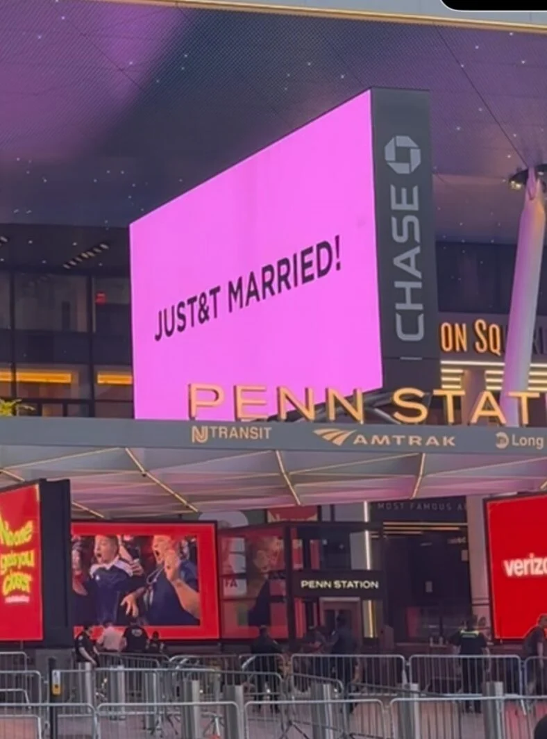 Taylor Swift e Travis Kelce se casaram oficialmente em outdoor