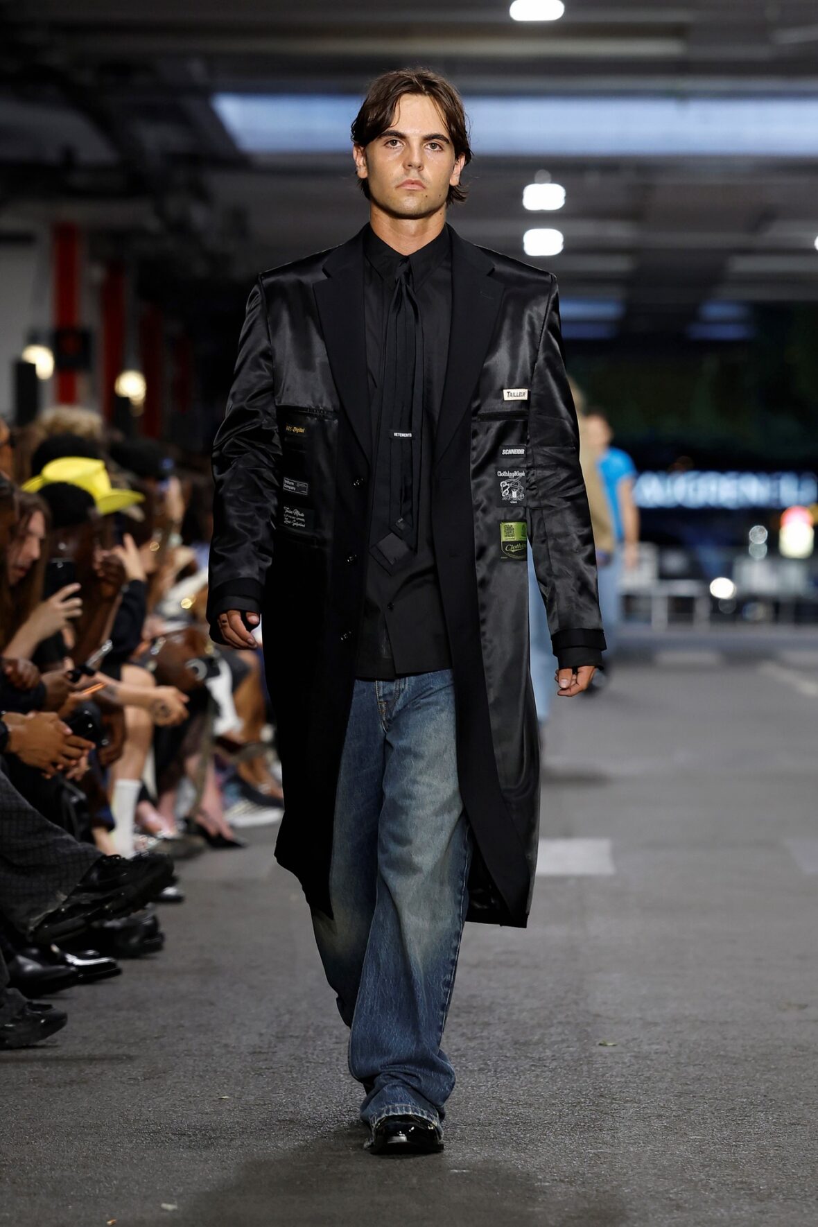 Sean Preston Federline usou um sobretudo longo na passarela da Vetements