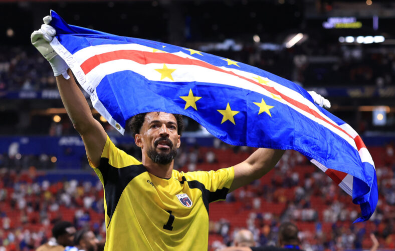 Vozinha nº 1 de Cabo Verde aplaude torcedores após empate em 0 a 0 durante partida do Grupo H da Copa do Mundo FIFA 2026 entre Espanha e Cabo Verde