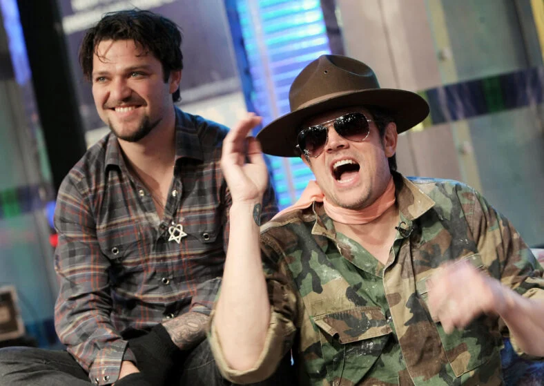 Bam Margera e Johnny Knoxville aparecem no palco durante o