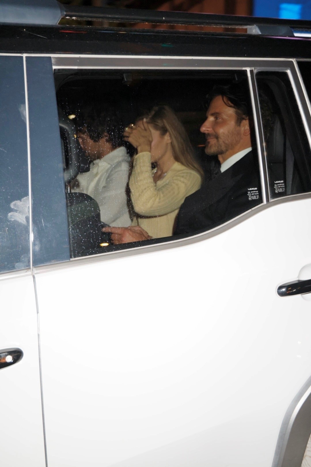 Gigi Hadid e Bradley Cooper saindo do casamento