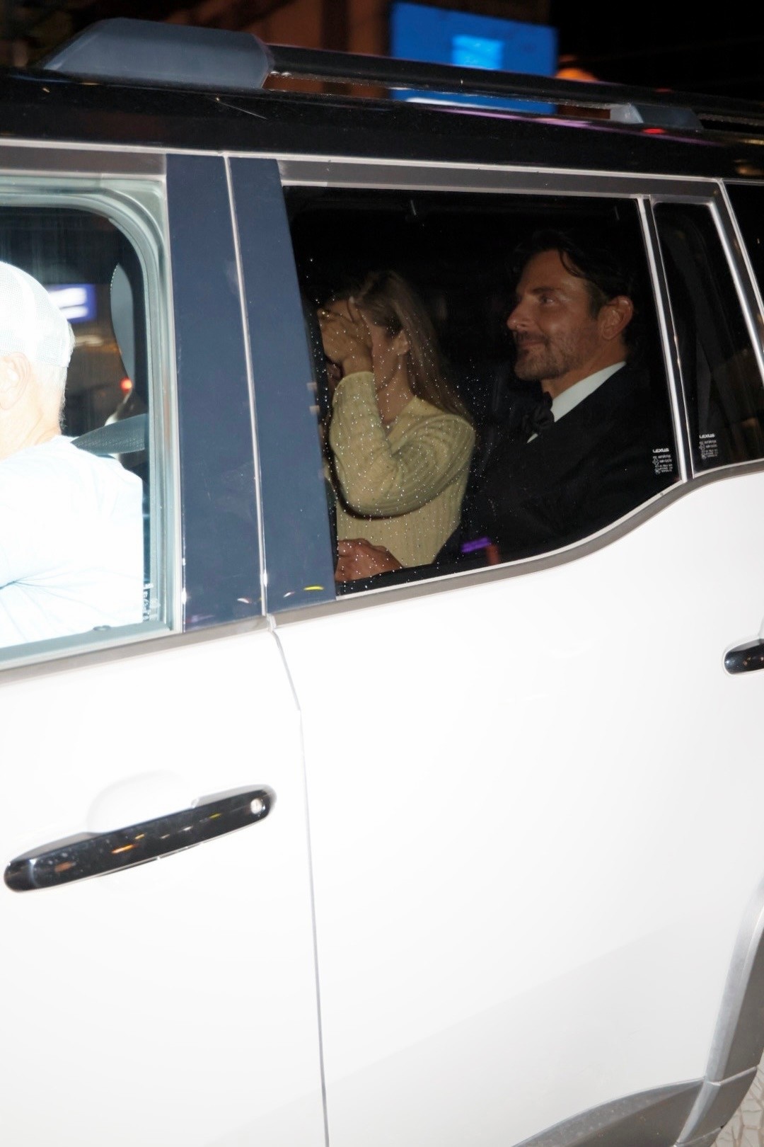 Gigi Hadid e Bradley Cooper saindo do casamento