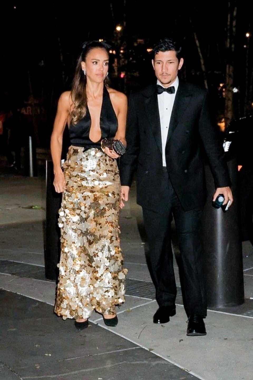 Danny Ramirez e Jessica Alba no casamento de Taylor Swift