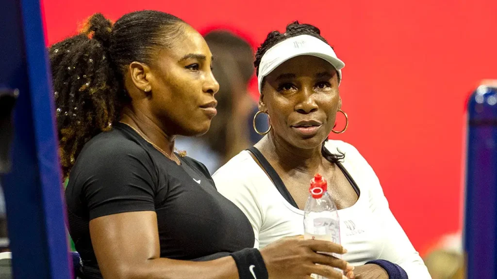 Serena Williams desiste de duplas em Wimbledon após lesão no joelho; irmãs não jogam juntas desde 2022