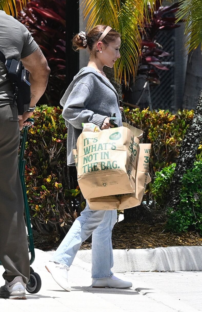 Ariana Grande com mantimentos