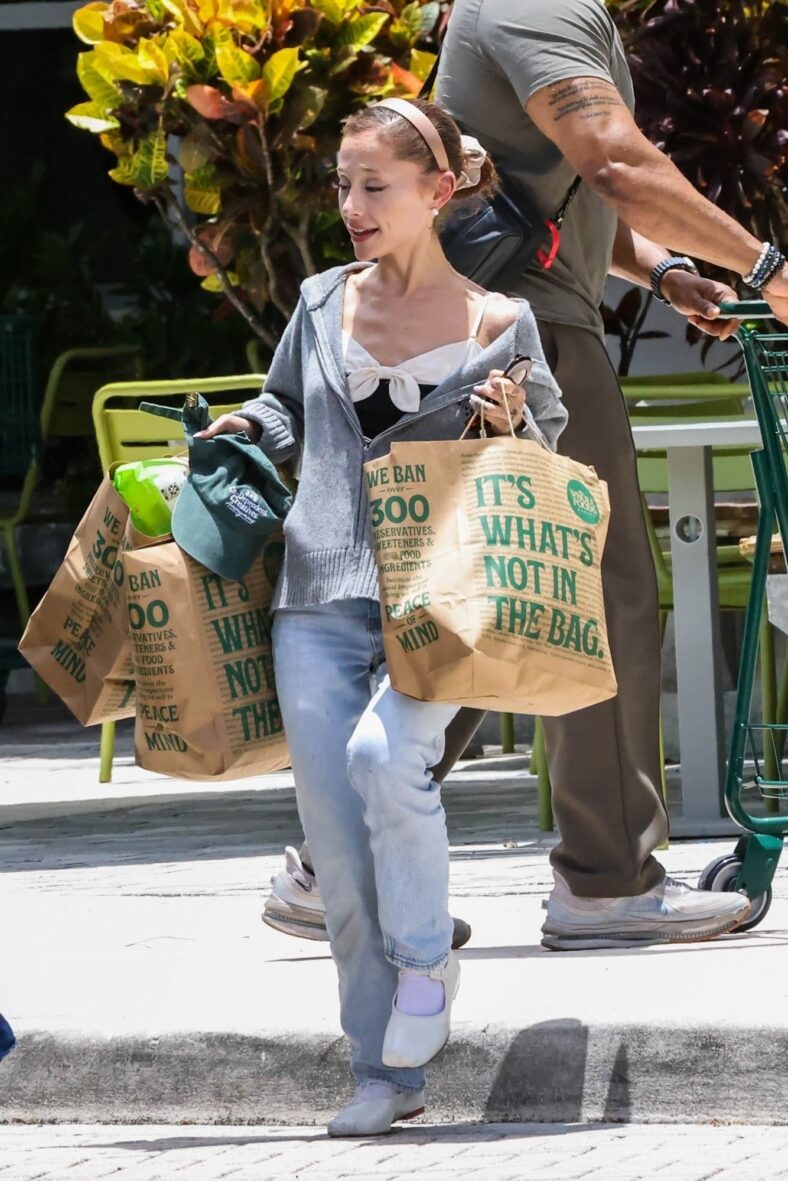 Ariana Grande com mantimentos