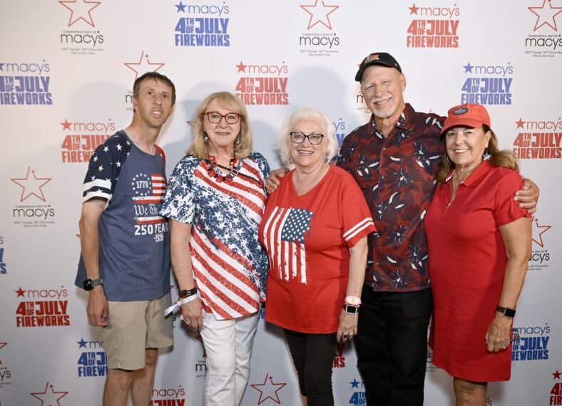 Donna Kelce e convidados na Macy's 4 de julho