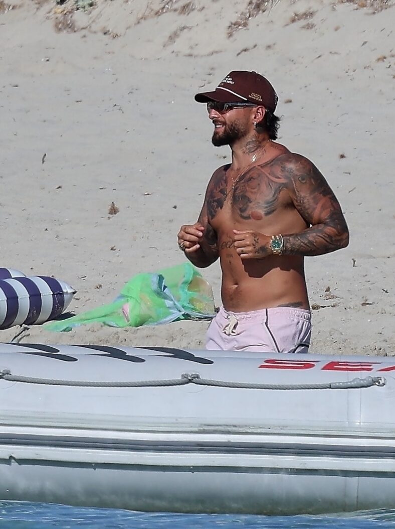 Maluma na praia com a família na Espanha