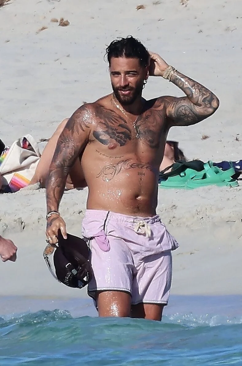 Maluma na praia com a família na Espanha