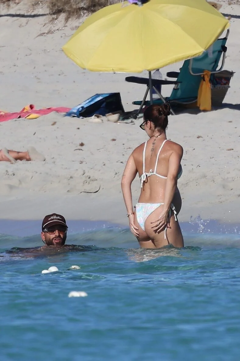 Maluma na praia com a família na Espanha