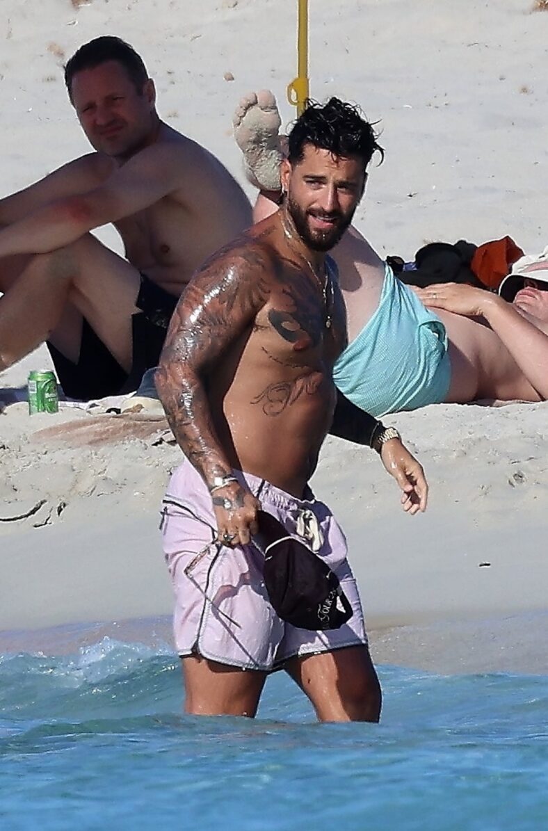Maluma na praia com a família na Espanha