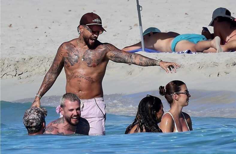 Maluma na praia com a família na Espanha