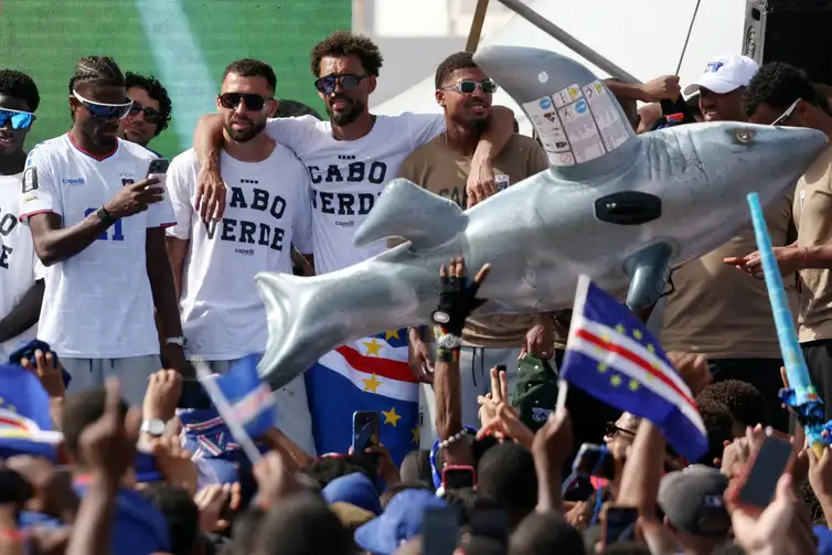 Cabo Verde - 08/07/2026 - Vozinha e companheiros da seleção de Cabo Verde, que fizeram sucesso na Copa do Mundo, são recebidos com festa em Praia, capital do país africano - Sodiq Adelakun /Reuters/ Proibida reprodução