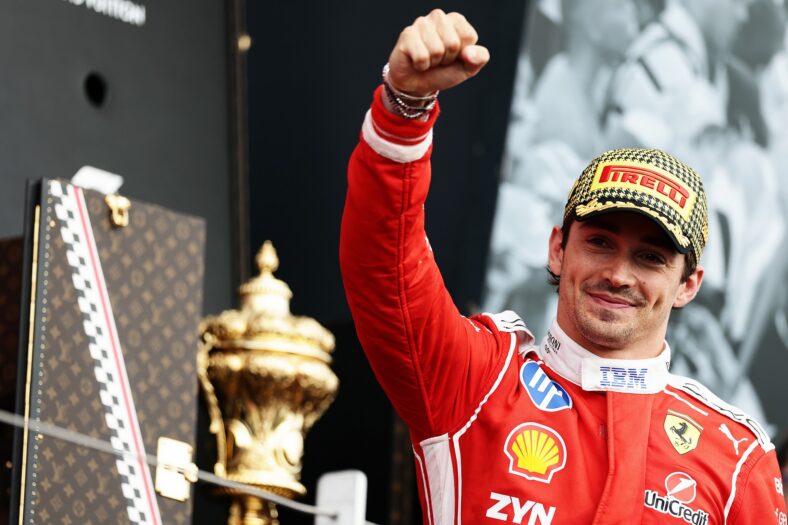 Charles Leclerc comemora após vencer o Grande Prêmio da Inglaterra