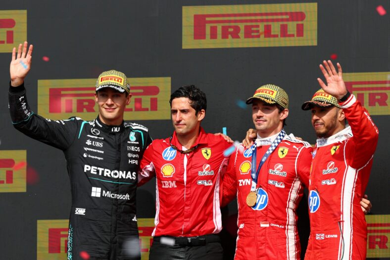 George Russell, Bryan Bozzi, Charles Leclerc e Lewis Hamilton no pódio após o Grande Prêmio da Inglaterra