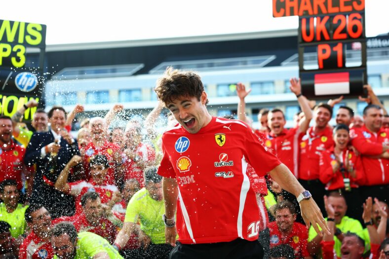 Charles Leclerc comemora sua vitória após o Grande Prêmio da Inglaterra