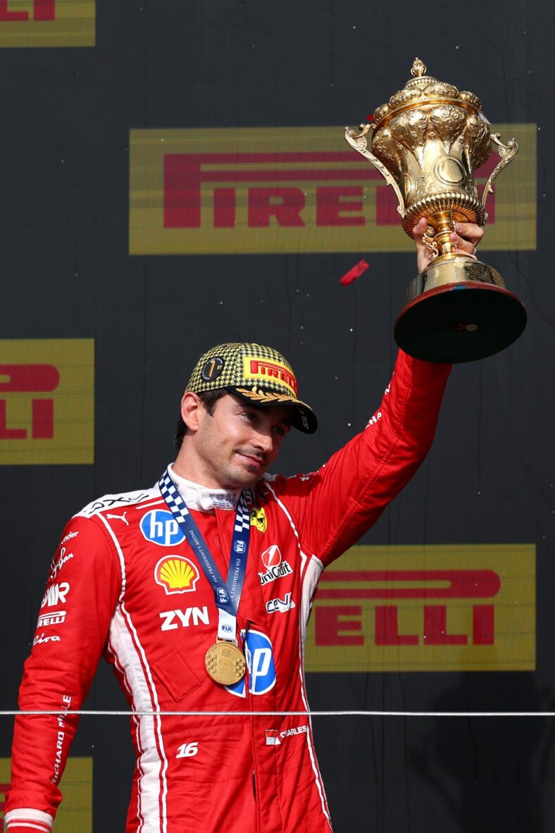 Charles Leclerc segura o troféu de primeiro lugar no Grande Prêmio da Inglaterra