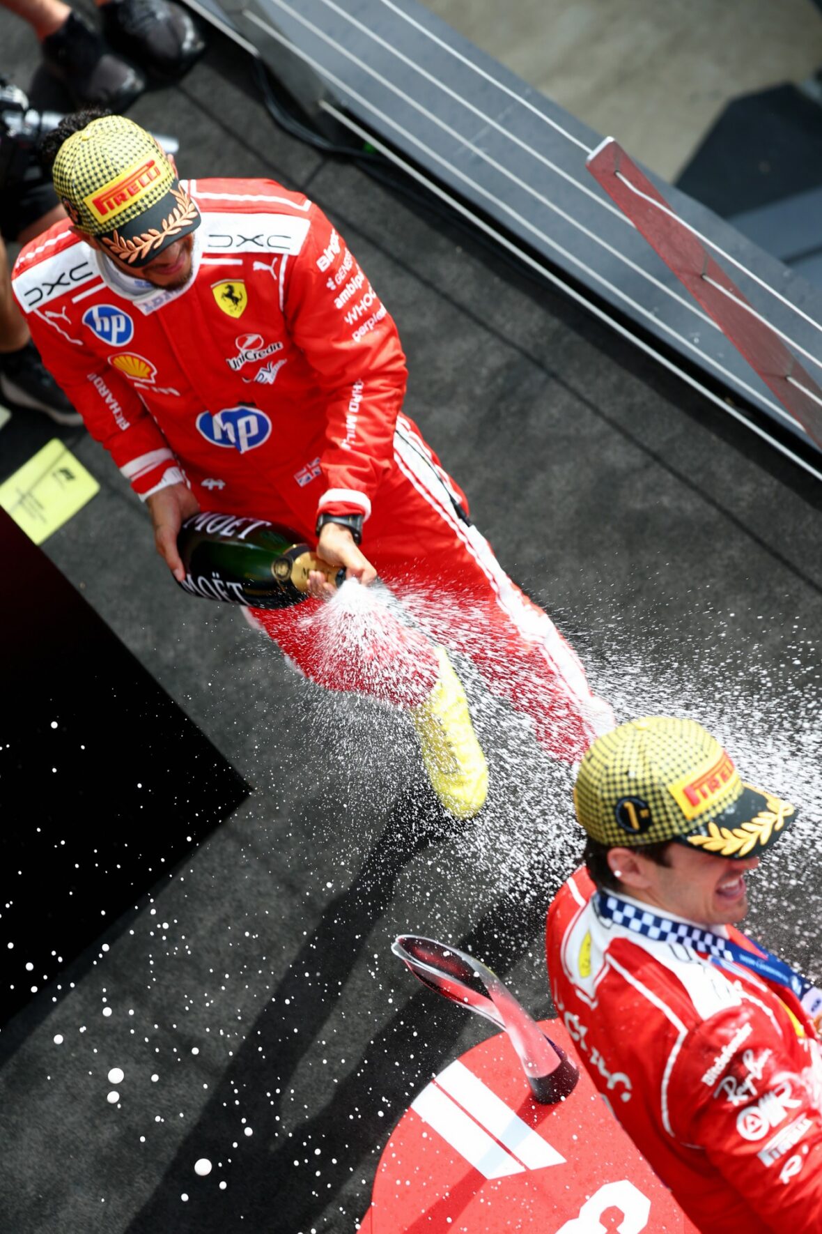 Charles Leclerc e Lewis Hamilton comemoram após o Grande Prêmio da Inglaterra