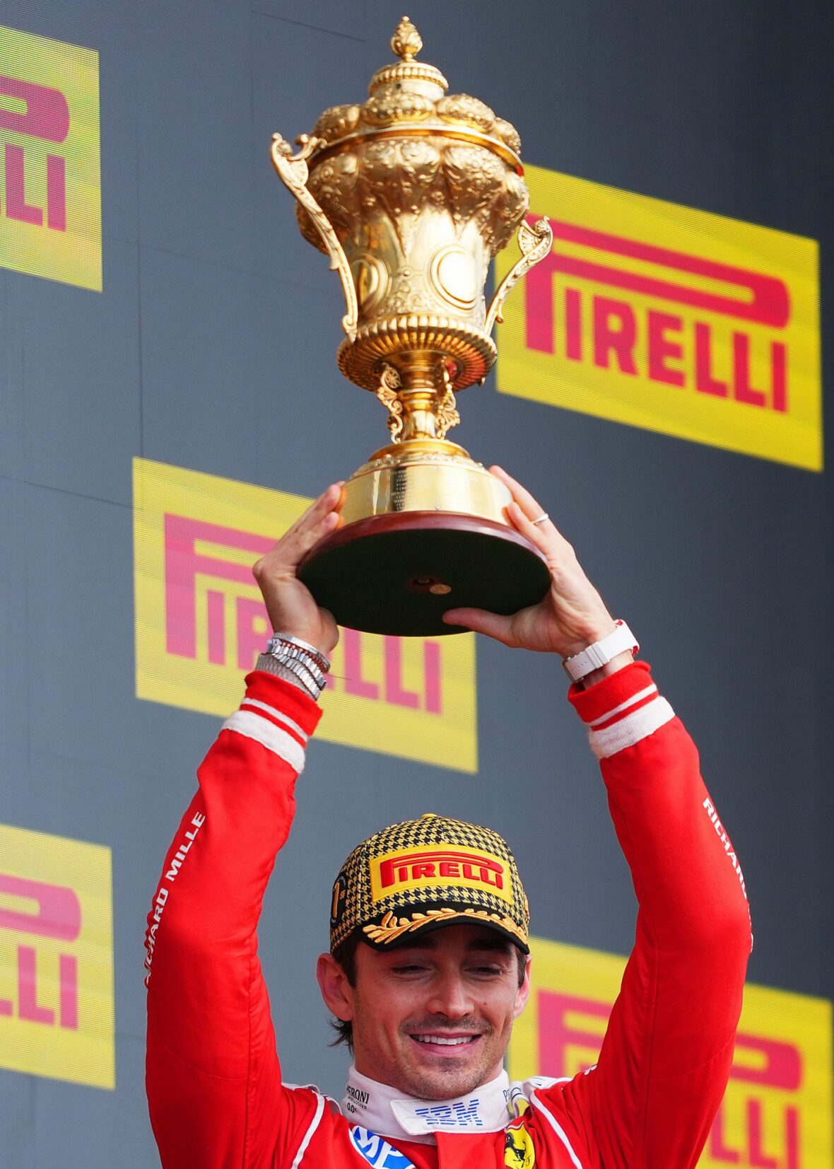 Charles Leclerc segura o troféu de primeiro lugar no Grande Prêmio da Inglaterra