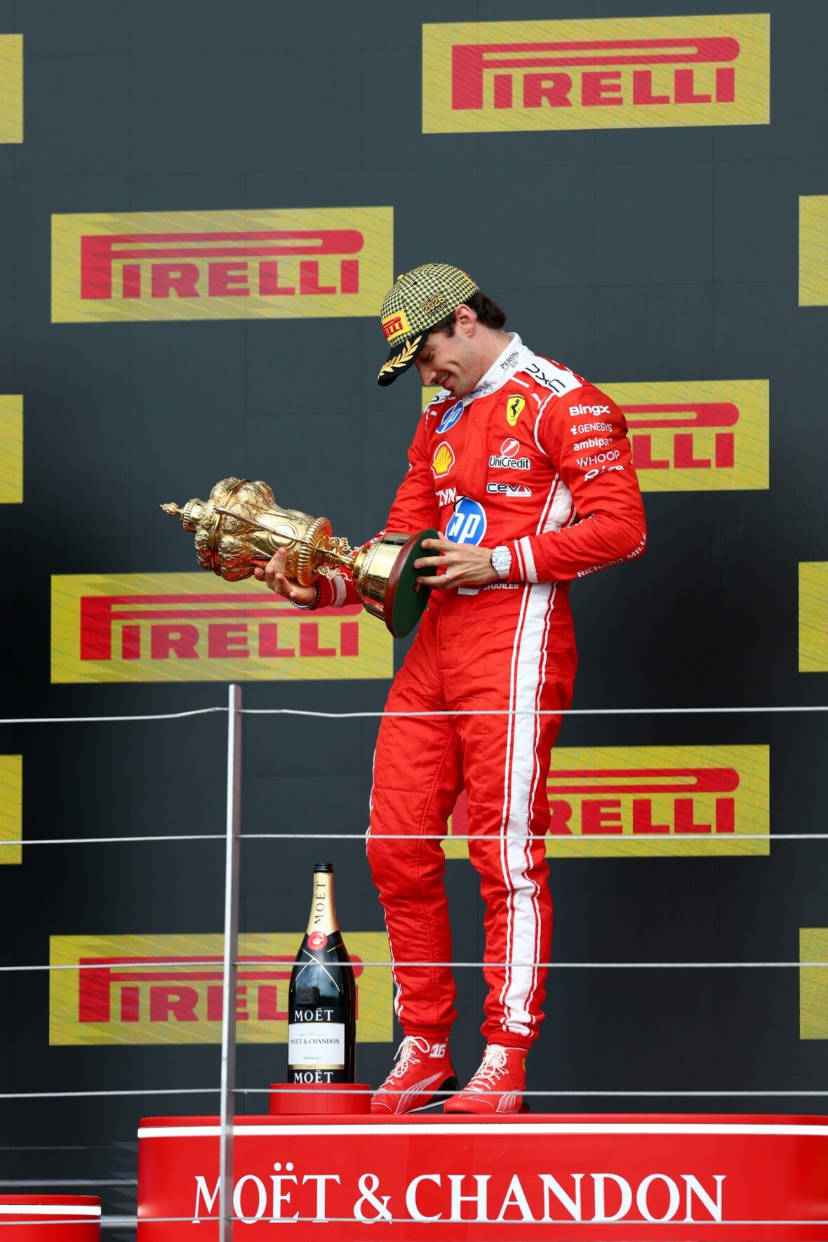 Charles Leclerc segura o troféu de primeiro lugar no Grande Prêmio da Inglaterra