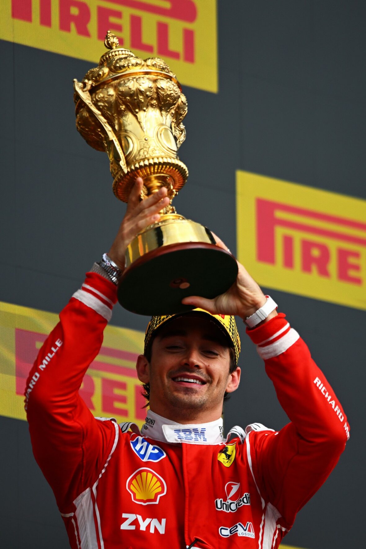 Charles Leclerc segura o troféu de primeiro lugar no Grande Prêmio da Inglaterra