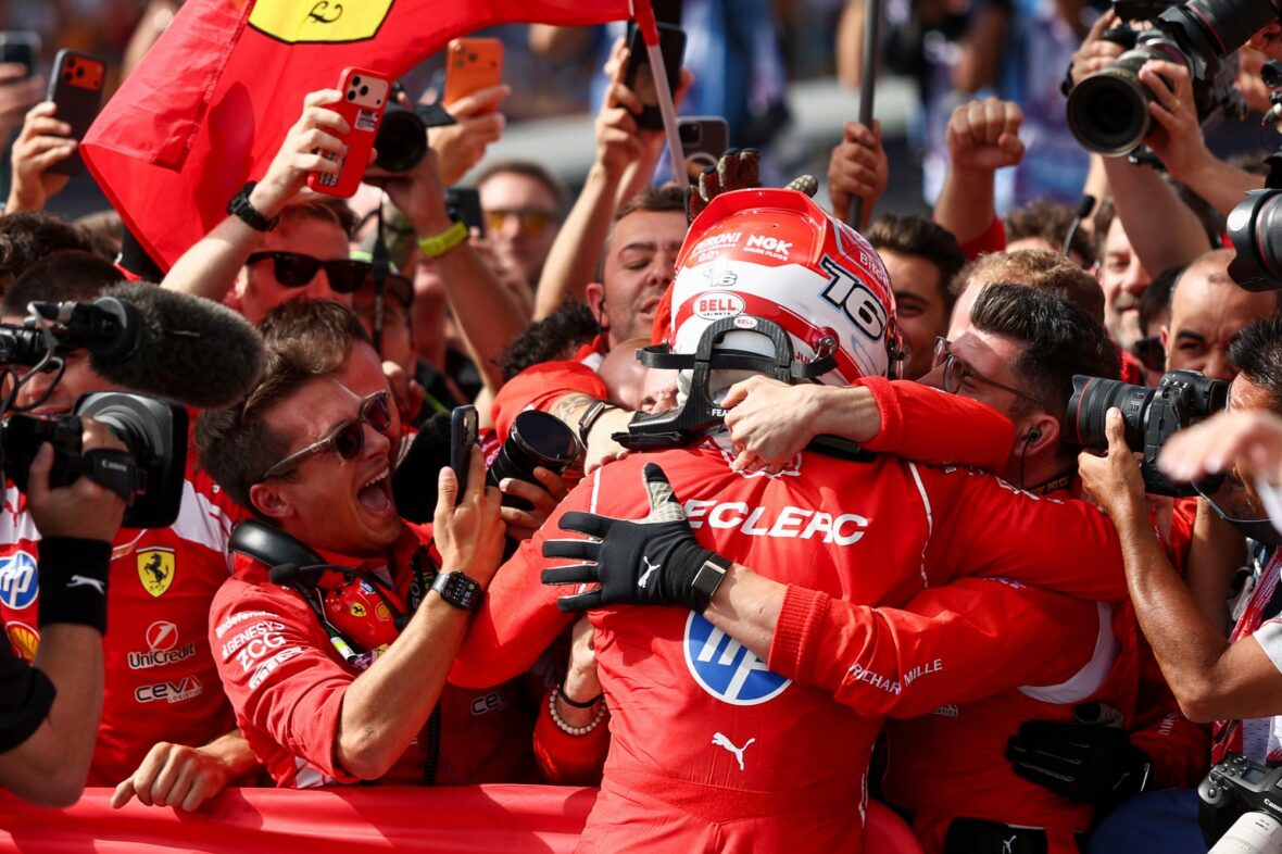 Charles Leclerc comemora sua vitória após o Grande Prêmio da Inglaterra
