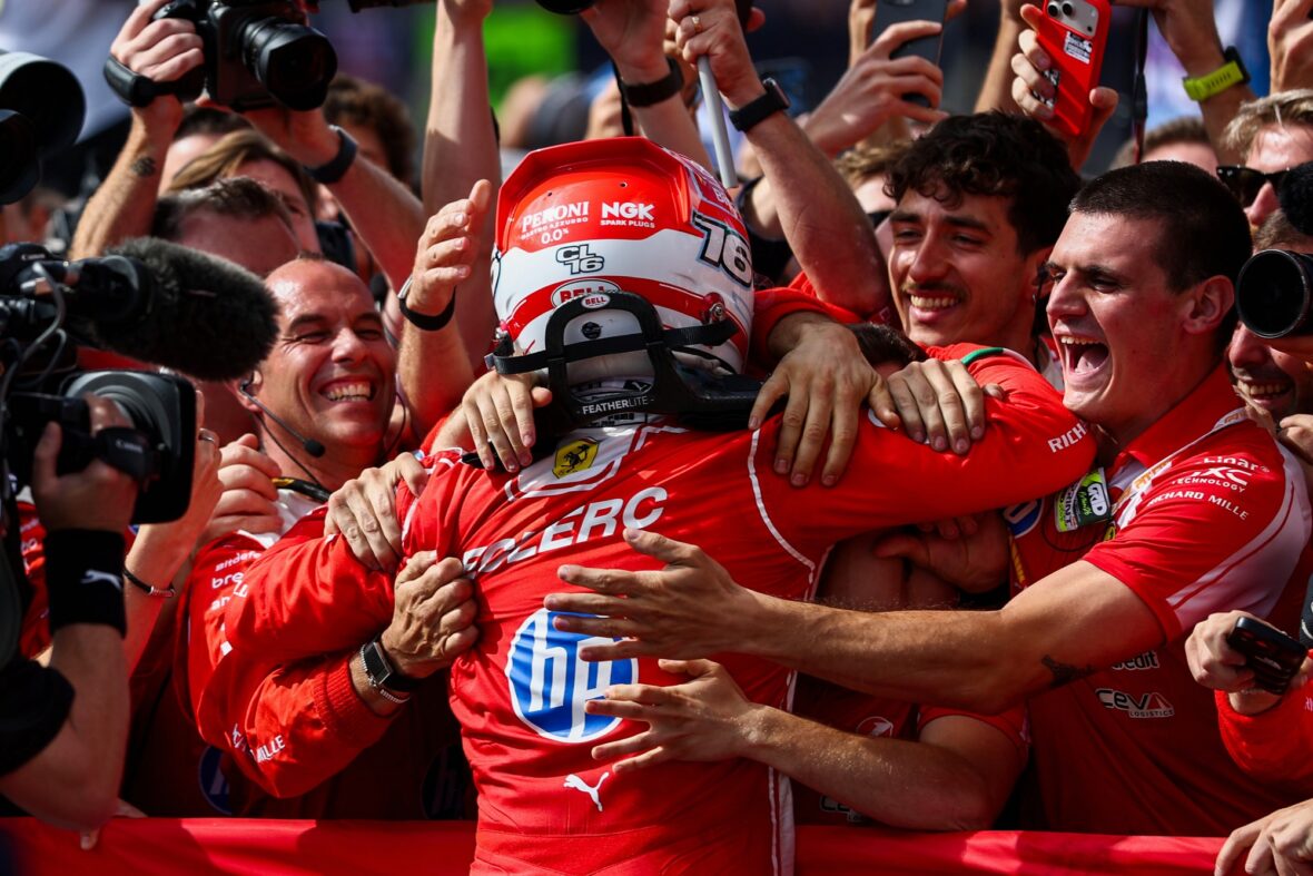 Charles Leclerc comemora sua vitória após o Grande Prêmio da Inglaterra