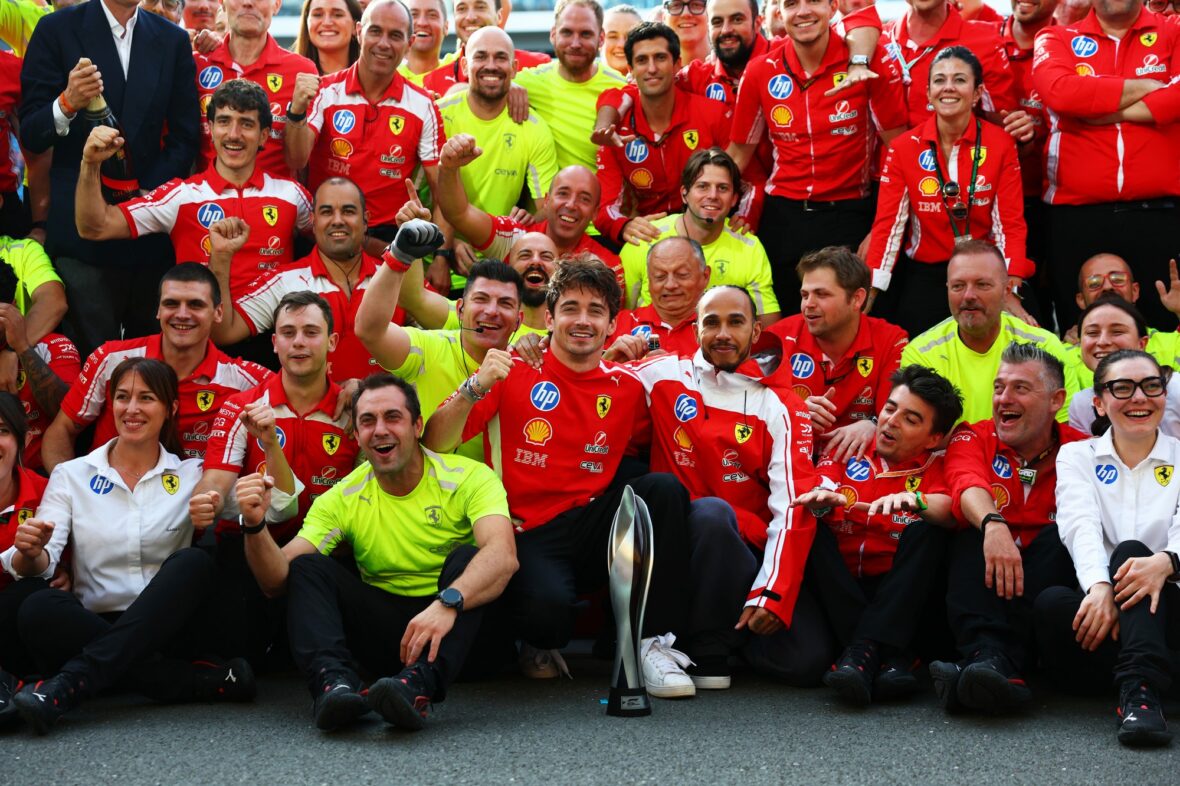 Charles Leclerc e Lewis Hamilton comemoram após o Grande Prêmio da Inglaterra
