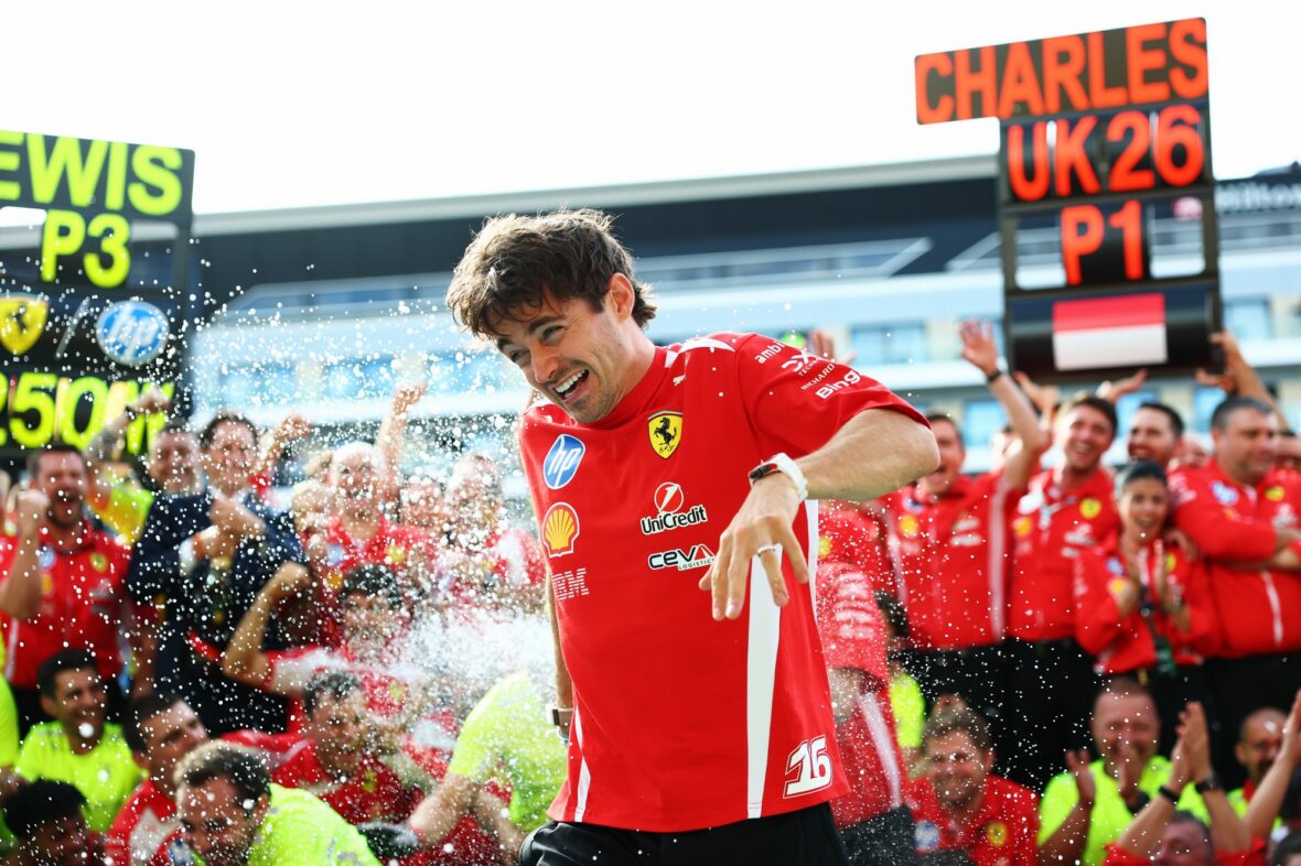 Charles Leclerc comemora sua vitória após o Grande Prêmio da Inglaterra