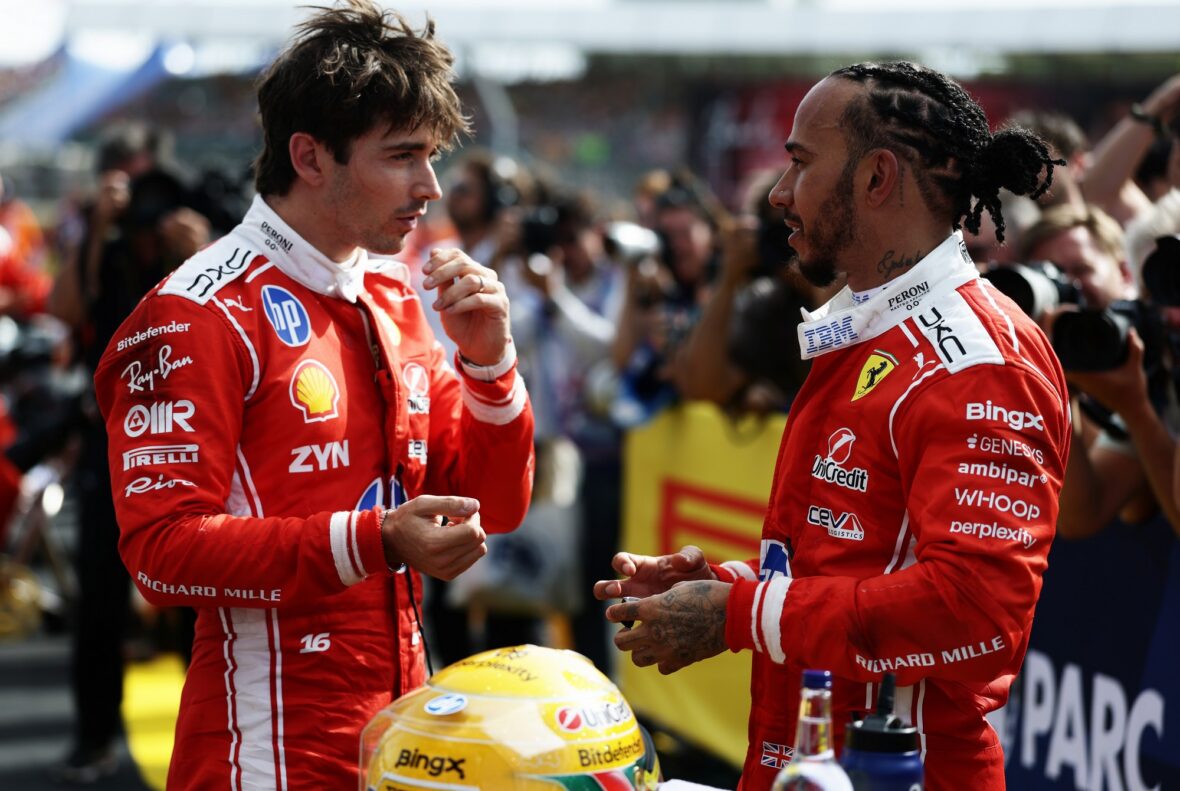Charles Leclerc e Lewis Hamilton conversam após o Grande Prêmio da Inglaterra
